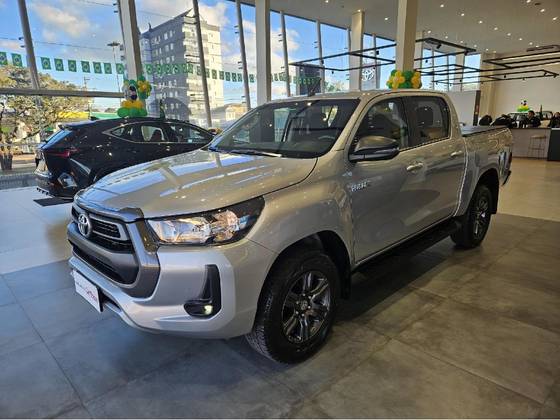 TOYOTA HILUX 2.8 D-4D TURBO DIESEL CD SR 4X4 AUTOMÁTICO TOYOTA HILUX 2.8 D-4D TURBO DIESEL CD SR 4X4 AUTOMÁTICO